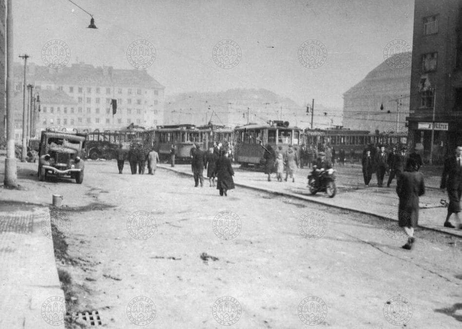 Баррикада, построенная из трамваев на Soudní náměstí в районе Nusle (сегодня Náměstí Hrdinů), 7 мая 1945 года.