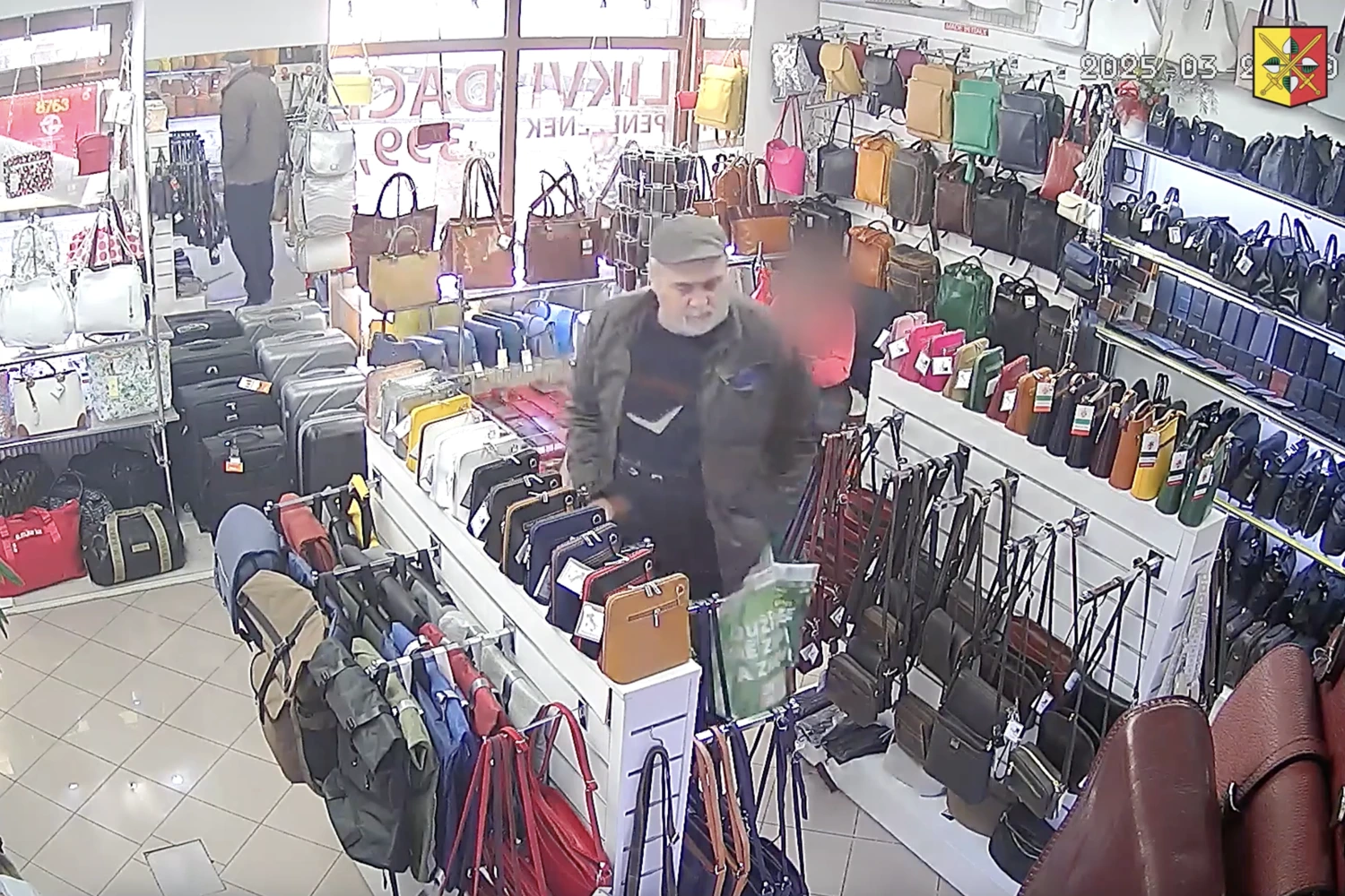 Видео: в Праге мужчина выбил продавщице несколько зубов из-за отказа в возврате товара