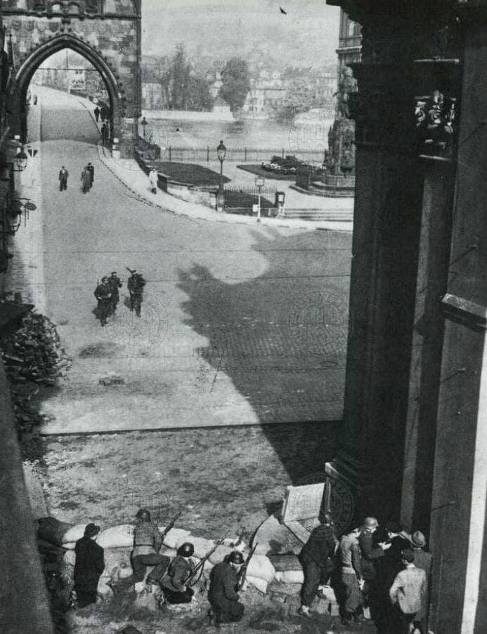 Баррикада на улице Karlova перед Křižovnické náměstí в районе Staré Město. Май 1945 г.