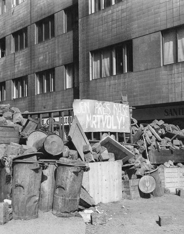 Баррикада на улице Na Zbořenci. Вид с Karlovo náměstí.