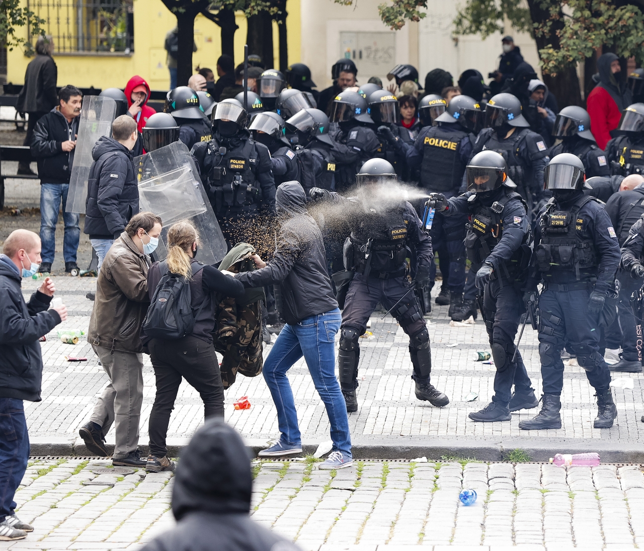 Протесты против правительственных мер в Чехии сплотили экстремистов