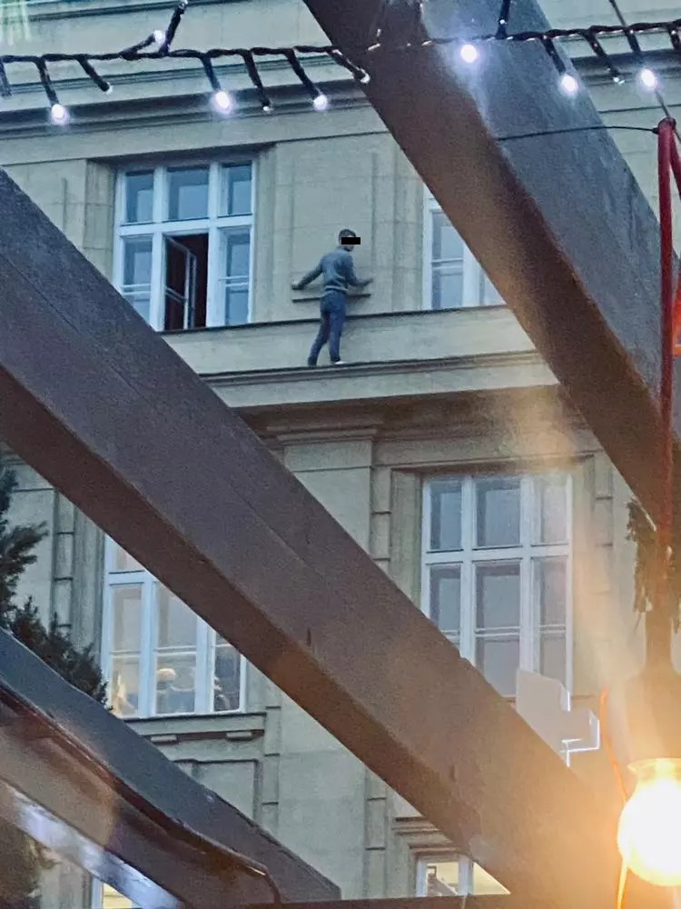 Как людям пришлось спасаться во время нападения. Фото: Seznam Zprávy