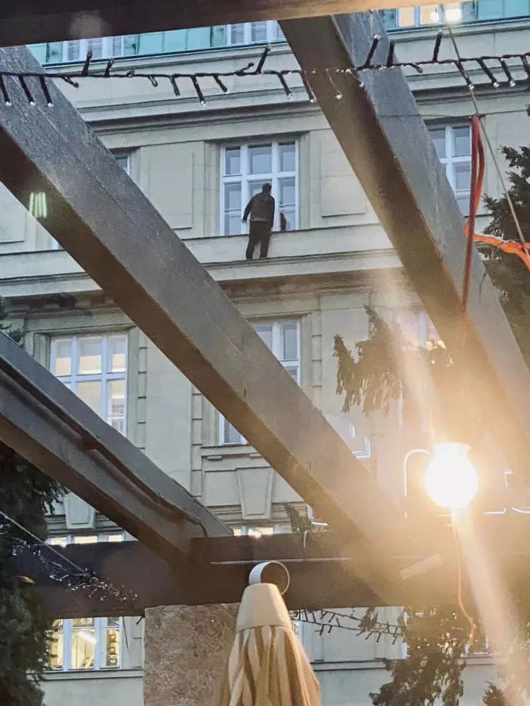 Как людям пришлось спасаться во время нападения. Фото: Seznam Zprávy
