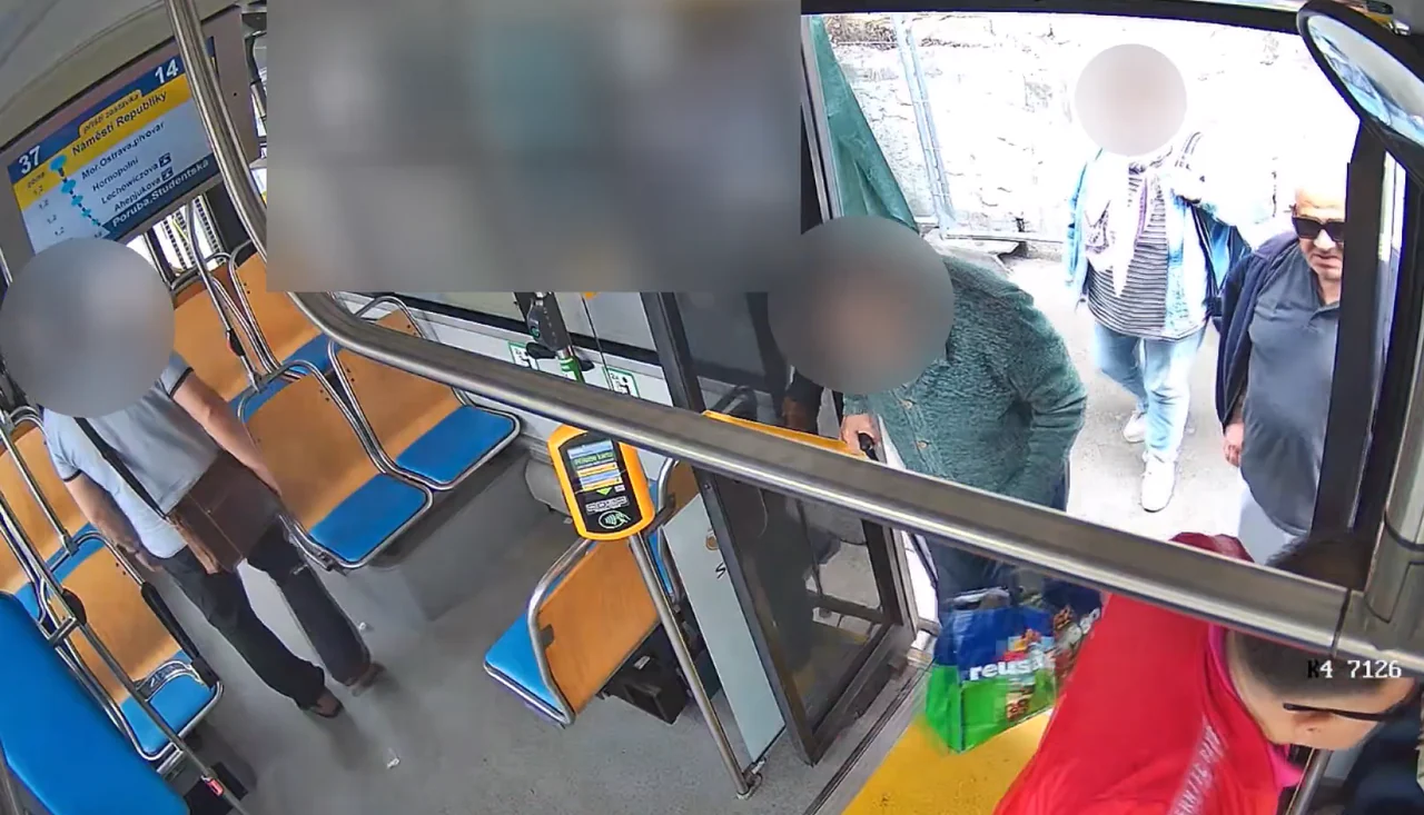 Видео: в Остраве вор украл борсетку у пожилого мужчины при посадке в автобус