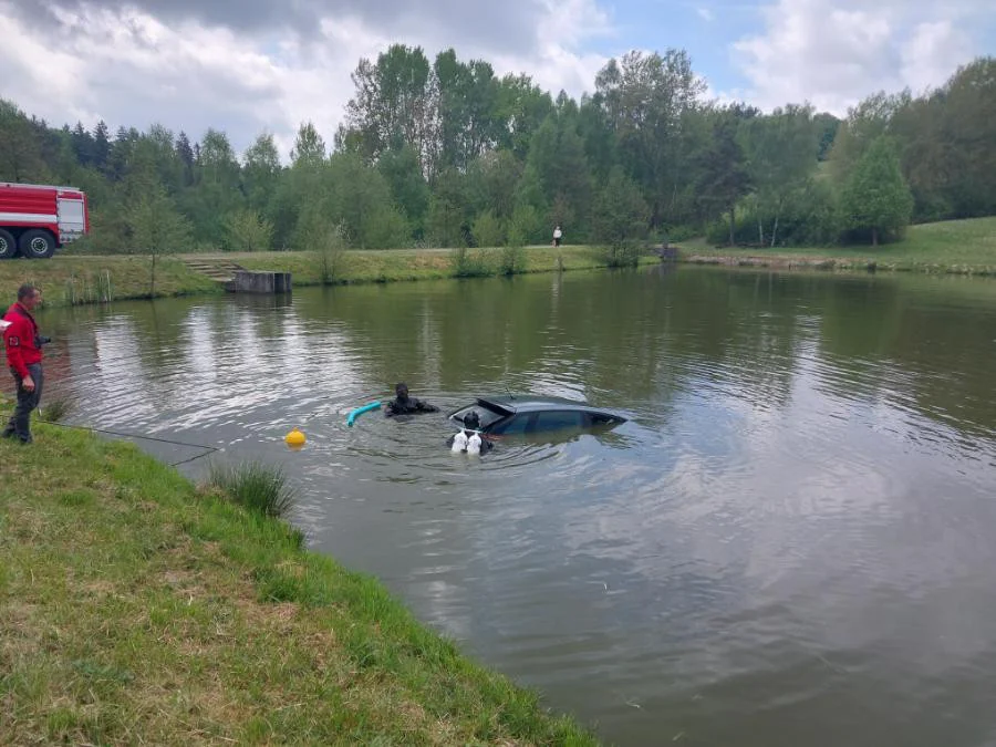 В Чехии водитель спас женщину из тонувшего автомобиля