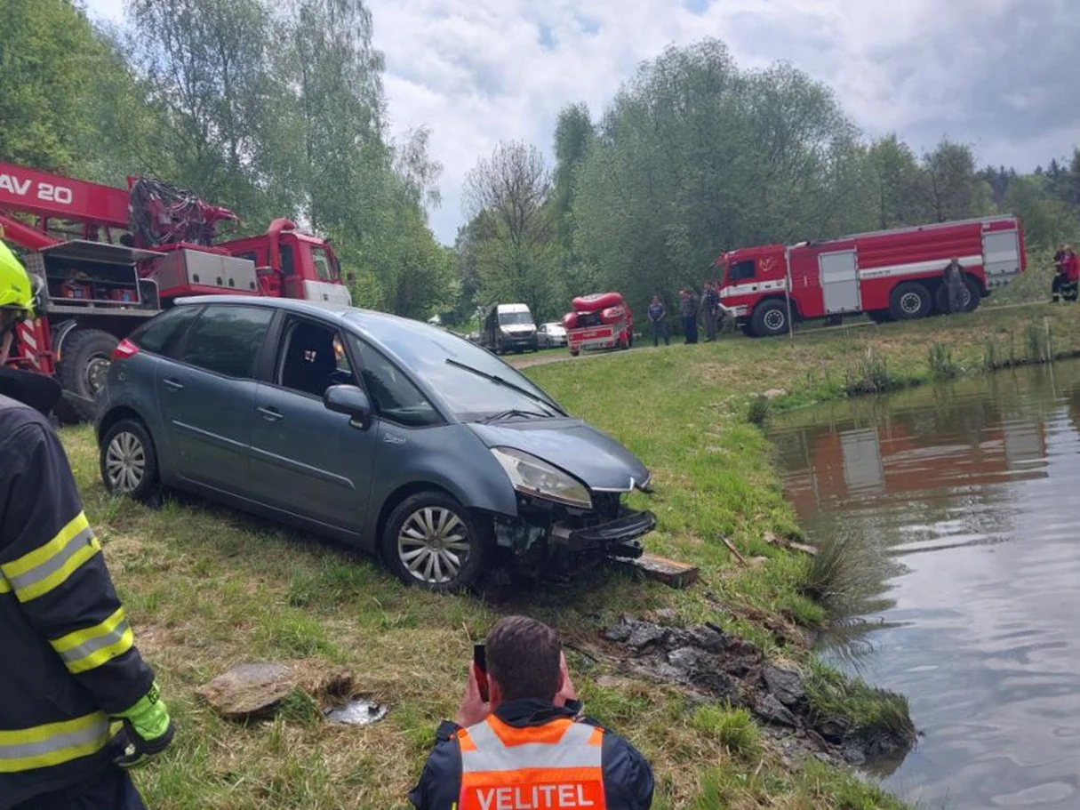 В Чехии водитель спас женщину из тонувшего автомобиля