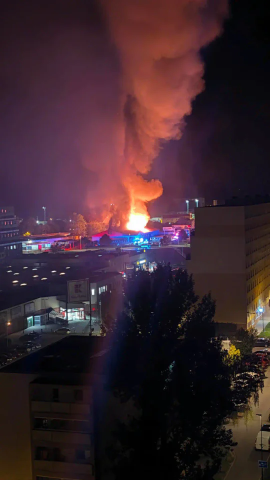 Видео: в Чехии почти полностью сгорел магазин Lidl