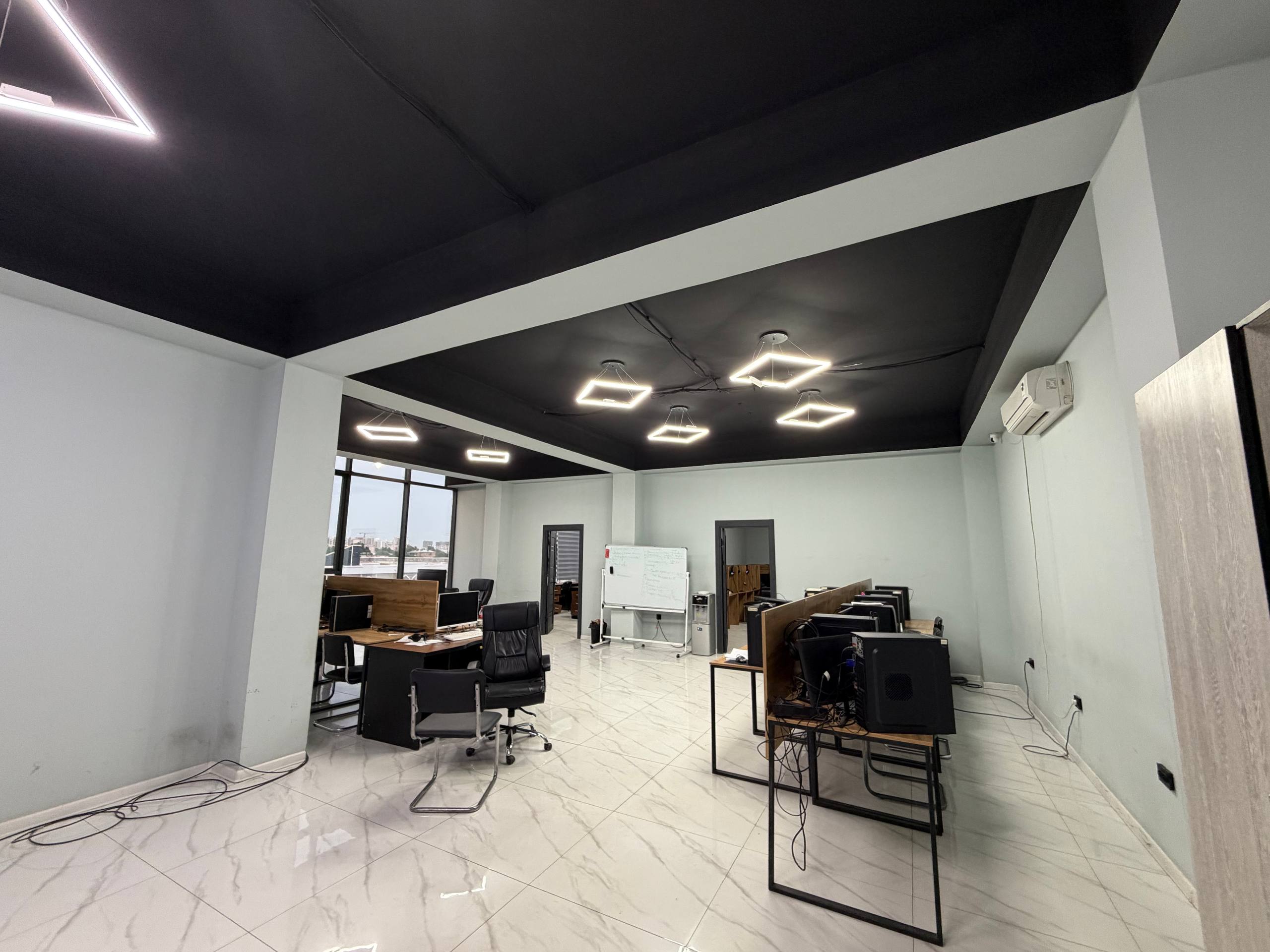 5 xonali ofis 330 m², 3500$