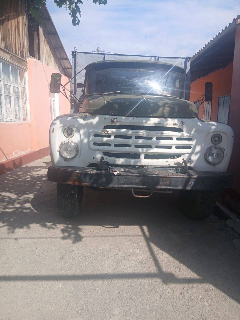Zil yuk mashinasi sotiladi
