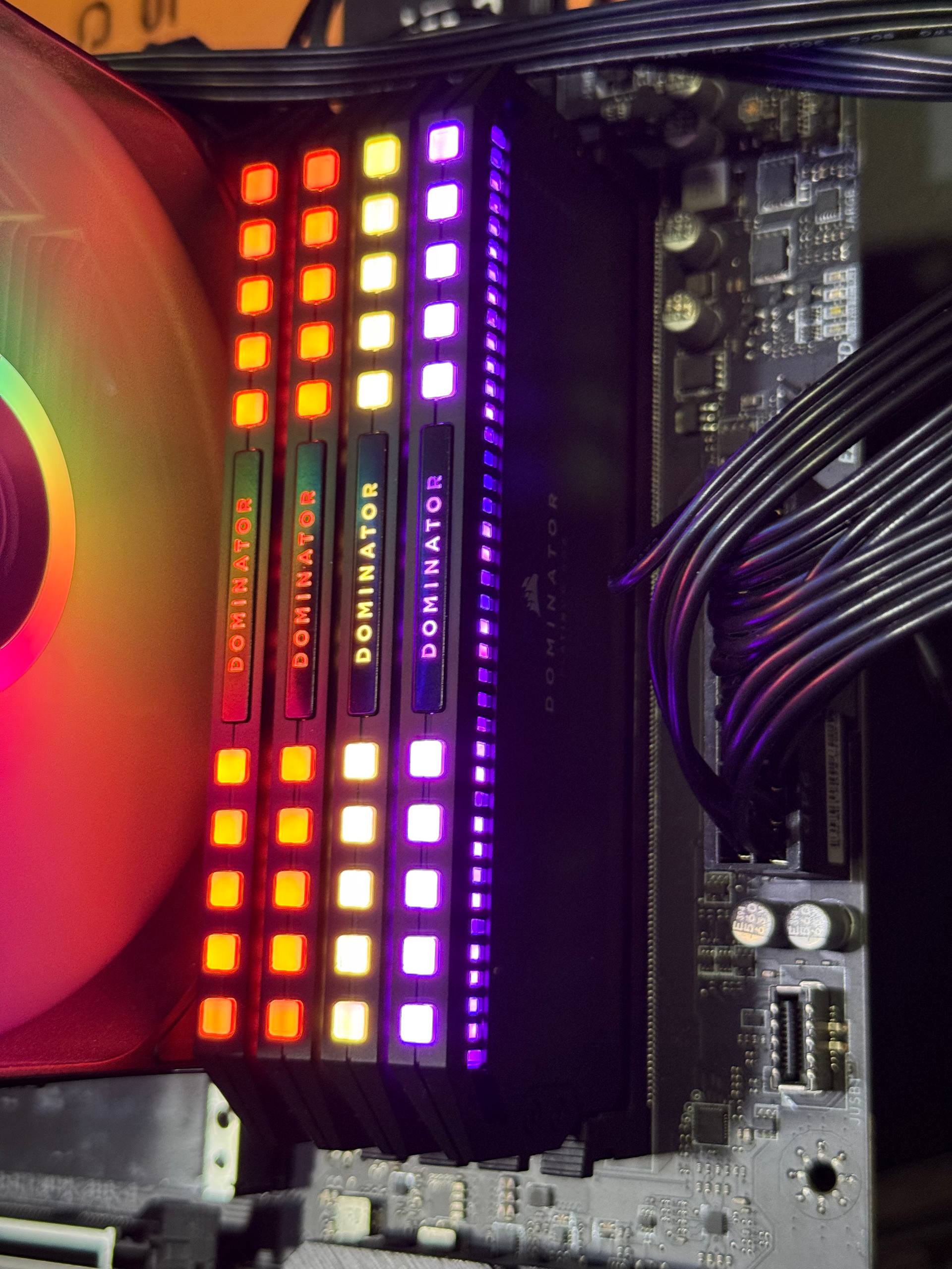 CORSAIR DOMINATOR RGB 64GB 6200MHZ — ideal holat