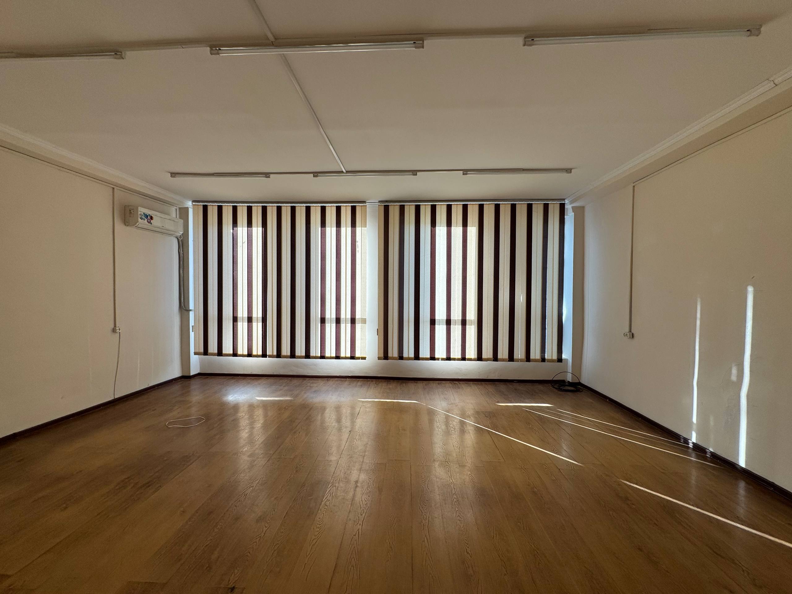 1 xonali ofis 30 m², 4.2 mln