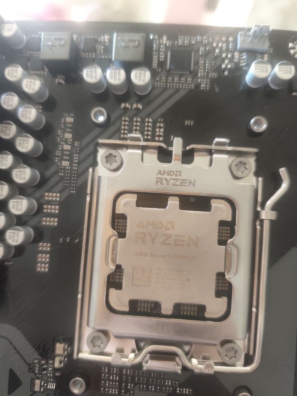 AMD Ryzen 9 7900X3D — 12 yadroli, 24 ipli