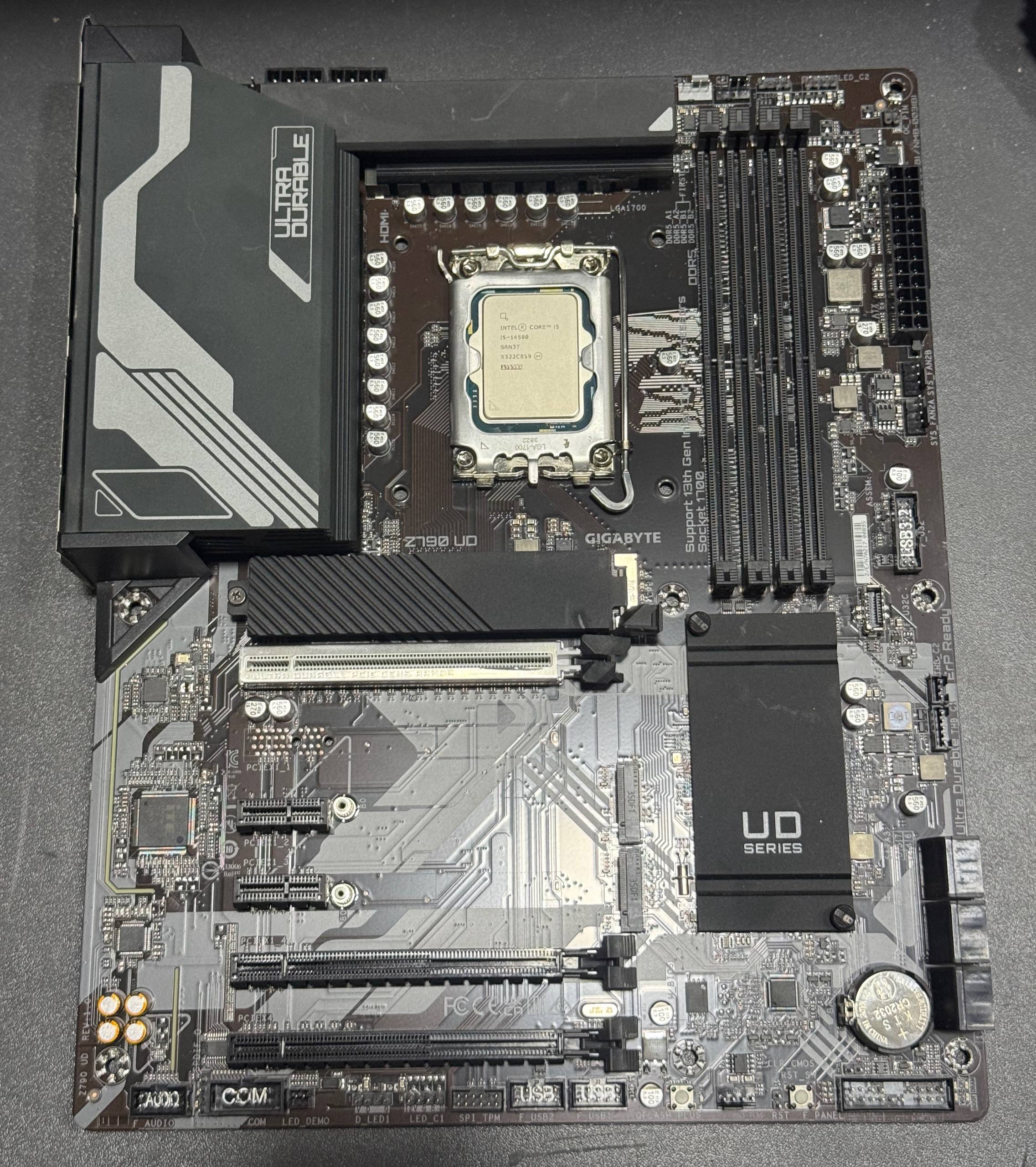 GIGABYTE Z790 UD DDR5 + Core i5 12600KF