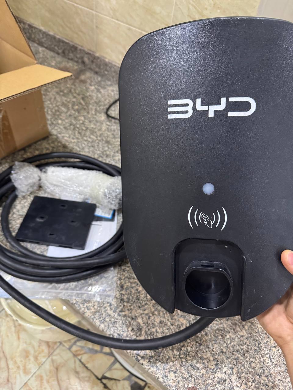 BYD 7 kW quvvatlash stansiyasi