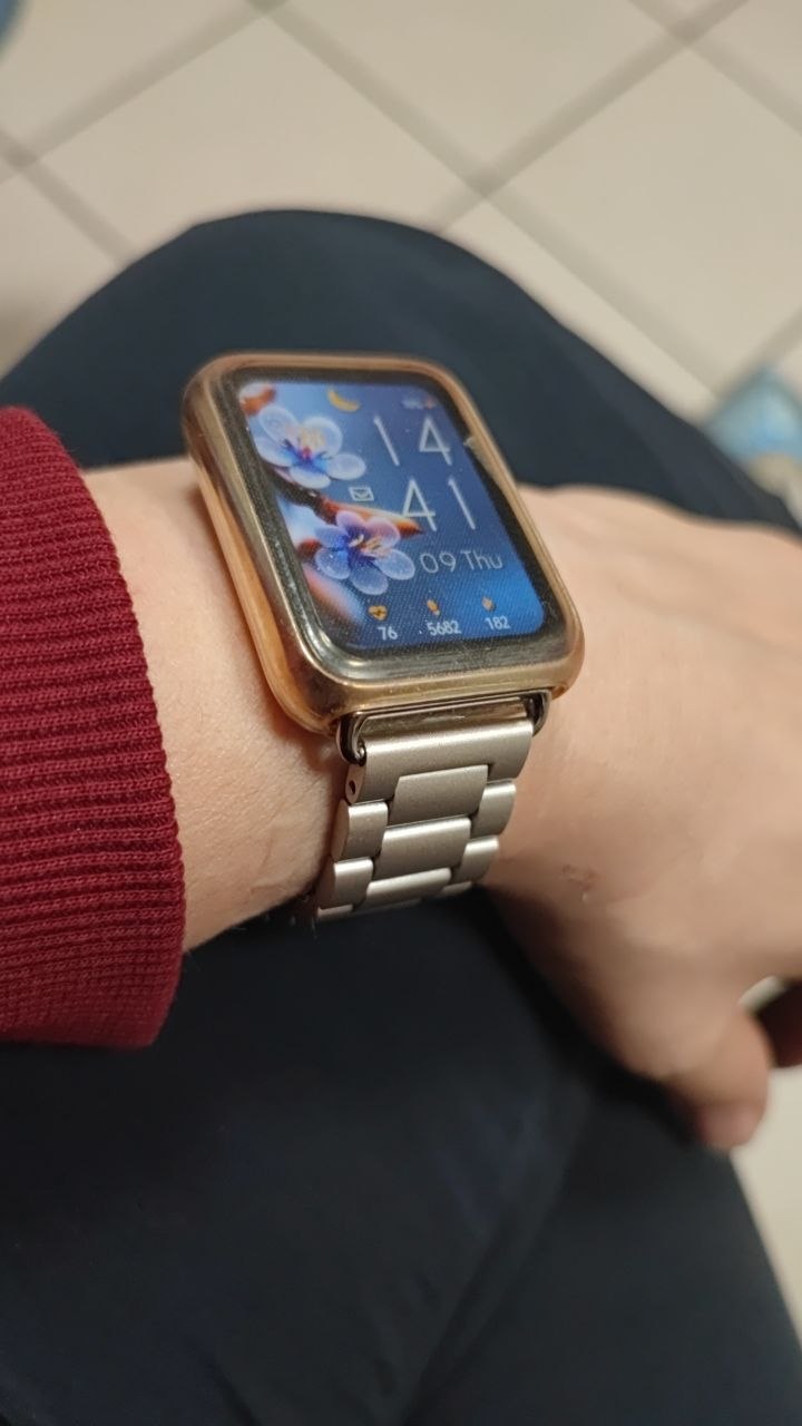 Часы в отличном состоянии Huawei whatch fit 2