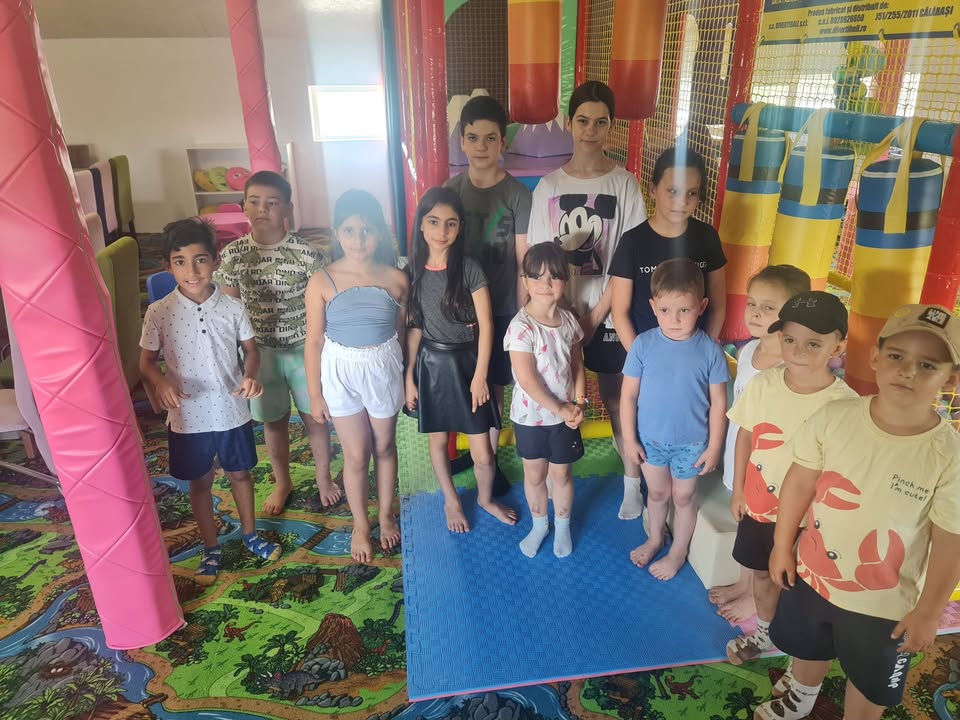 Astăzi, 12 copii beneficiari ai Asociației „Vă Ajutăm din Dej” au avut parte de câteva… — fotografie 1