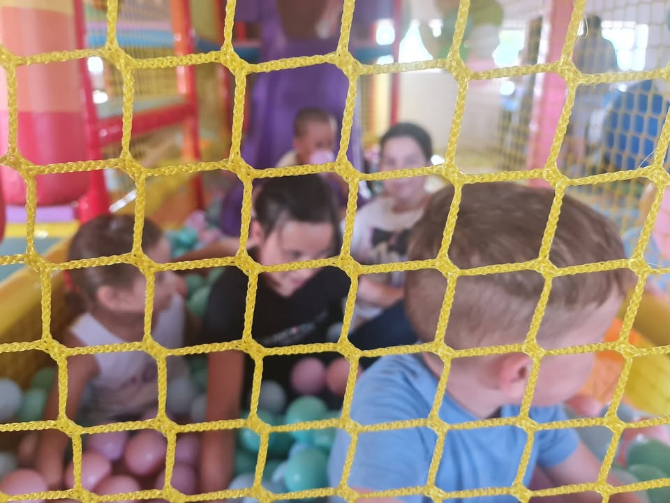 Astăzi, 12 copii beneficiari ai Asociației „Vă Ajutăm din Dej” au avut parte de câteva… — fotografie 7