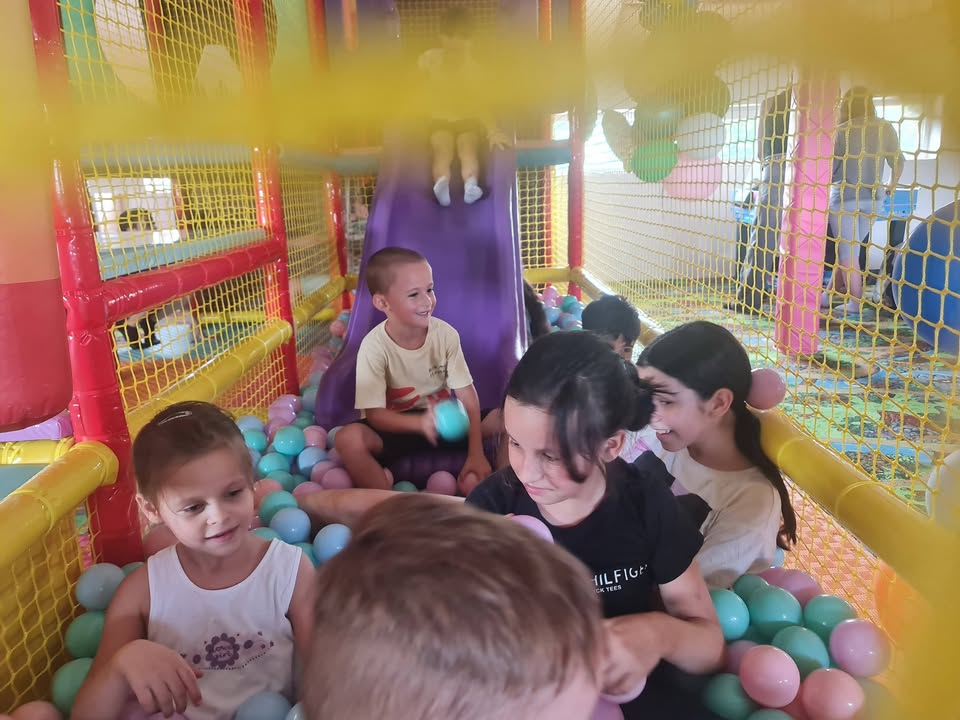 Astăzi, 12 copii beneficiari ai Asociației „Vă Ajutăm din Dej” au avut parte de câteva… — fotografie 8