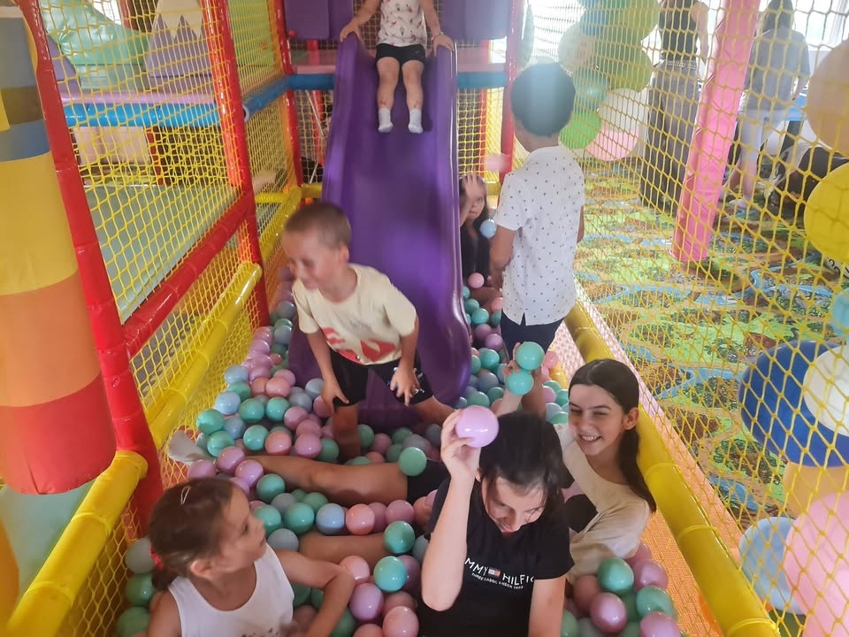 Astăzi, 12 copii beneficiari ai Asociației „Vă Ajutăm din Dej” au avut parte de câteva… — fotografie 9