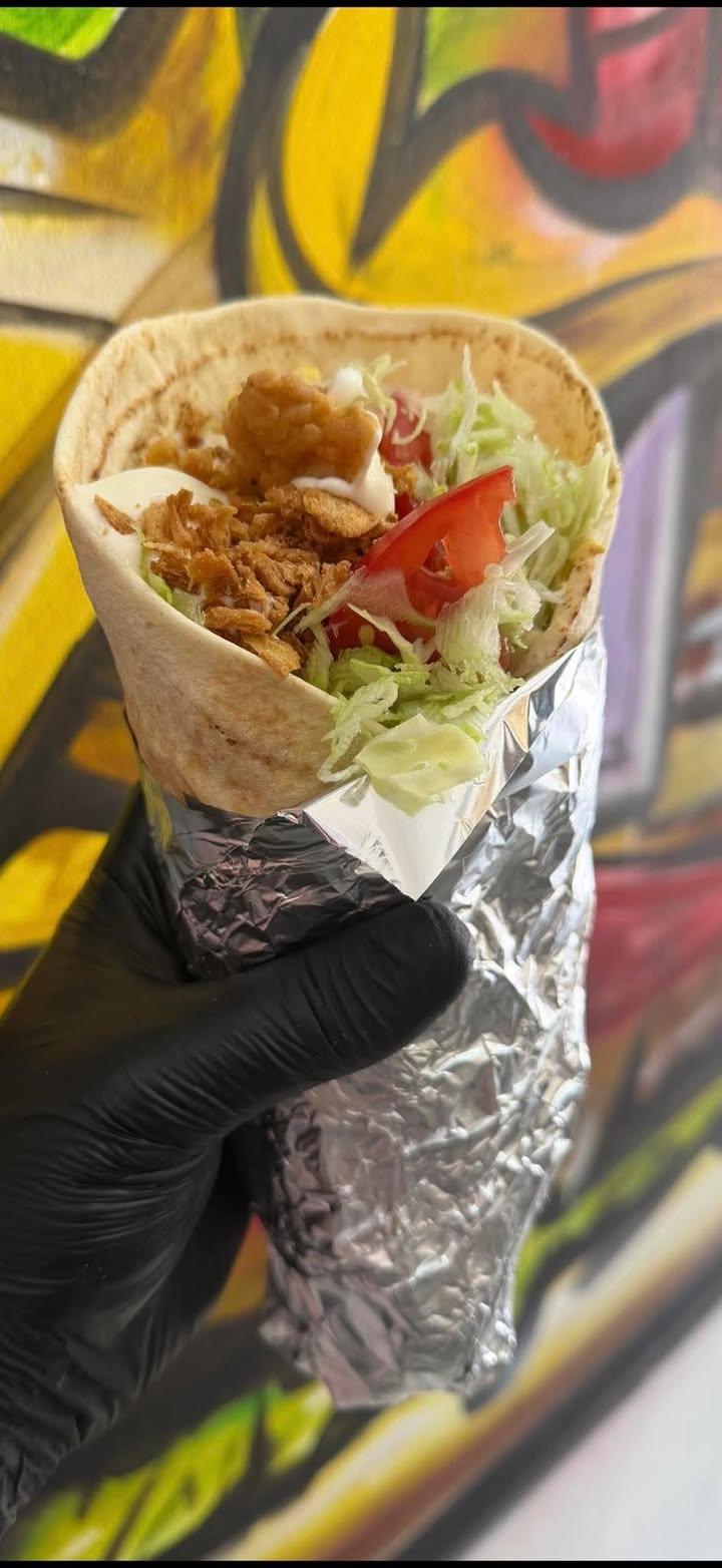 Azi am primit 11 shaorma de la Lyon’s kebab și le-am dus la beneficiarii Asociației. — fotografie 1