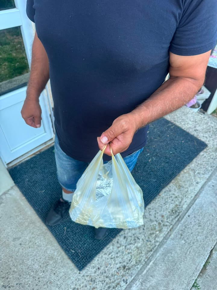 Azi am primit 11 shaorma de la Lyon’s kebab și le-am dus la beneficiarii Asociației. — fotografie 4