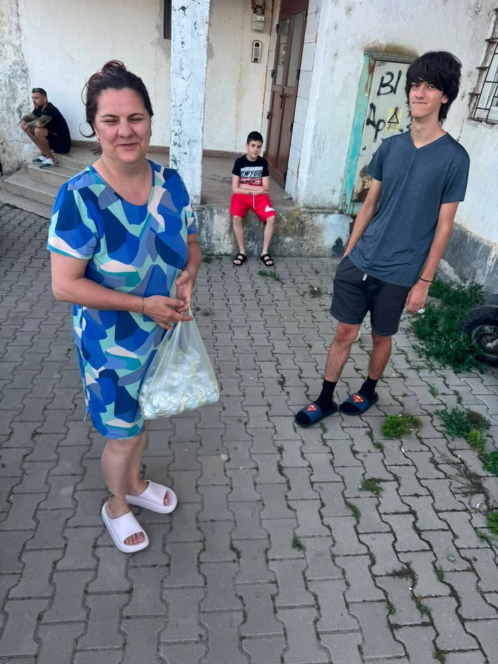 Azi am primit 11 shaorma de la Lyon’s kebab și le-am dus la beneficiarii Asociației. — fotografie 7