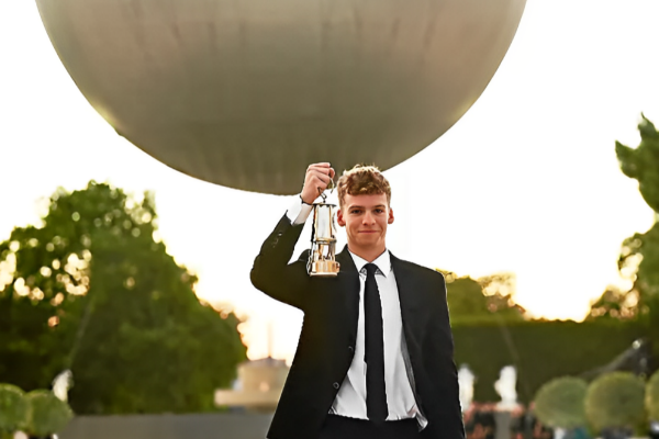 Léon Marchand éteint la vasque olympique