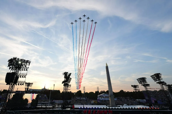 La Patrouille de France qui survole les Champs-Élysées