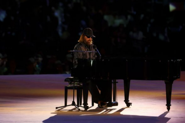 Sébastien Tellier qui interprète son titre « Ritournelle »