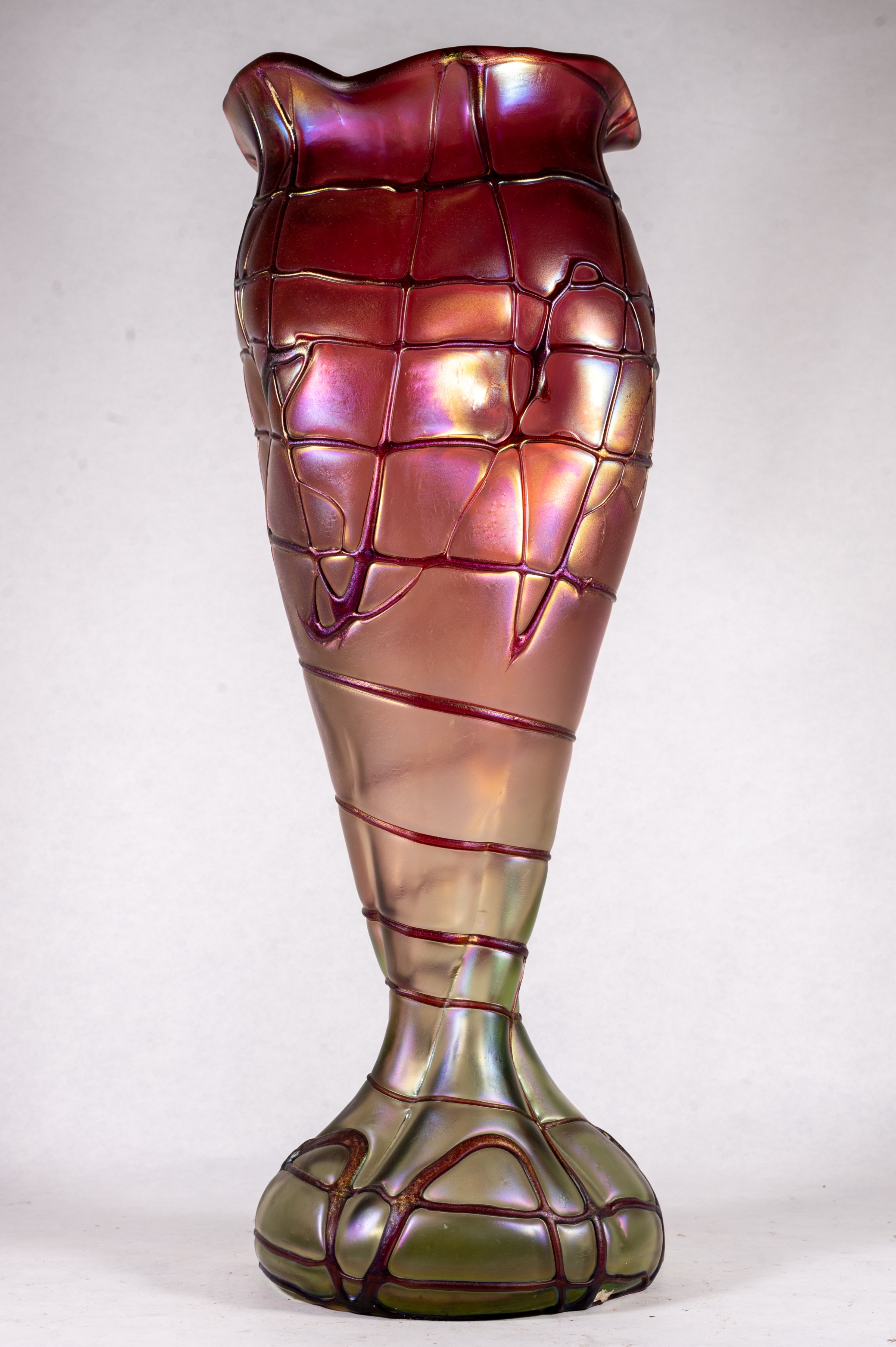 Bohemian iridescent threaded vase, attributed to Pallme-König or Kralik, circa 1900–1905, with a crack to the base — estimate: £100 – £200