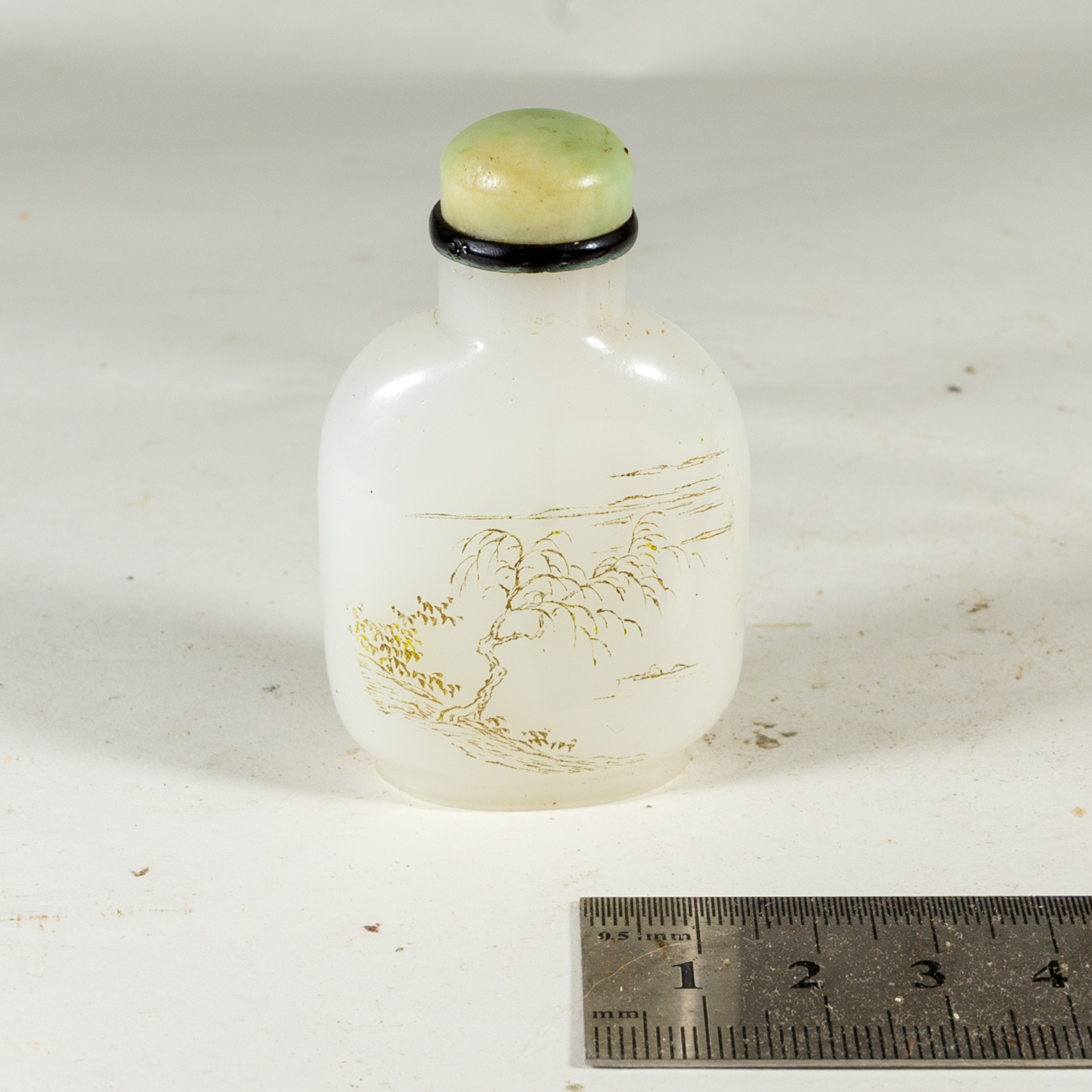 White glass snuff bottle, incised and gilt, signed Zhou Honglai — £1,200 – £1,800