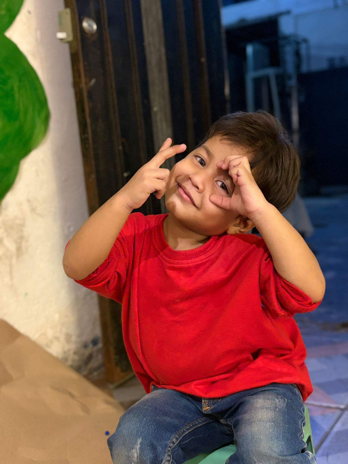 ¡Contribuye a que menos personas vivan en las calles! APADRINA un niño de un inquilinato del Bronx de Medellín.