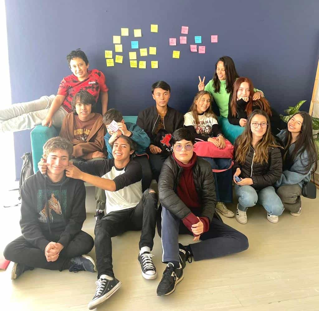 Ayuda a un grupo de estudiantes a cumplir su sueño de viajar a las instalaciones de la Nasa para ver despegar sus experimentos en un cohete