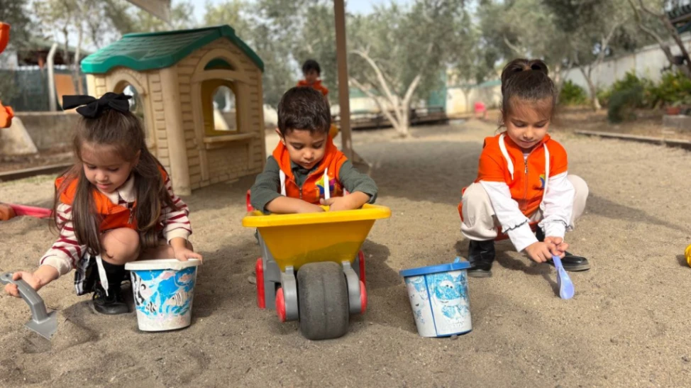 Kum havuzunda 3 kafadar