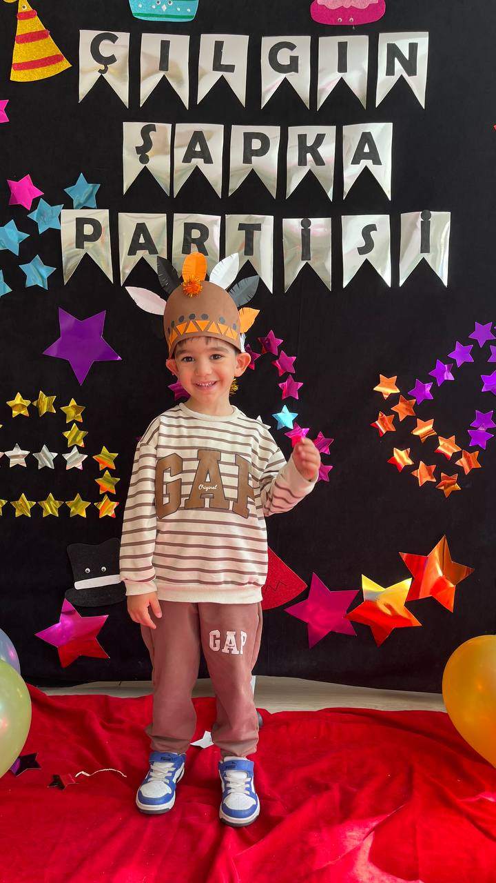 ÇILGIN ŞAPKA PARTİSİ