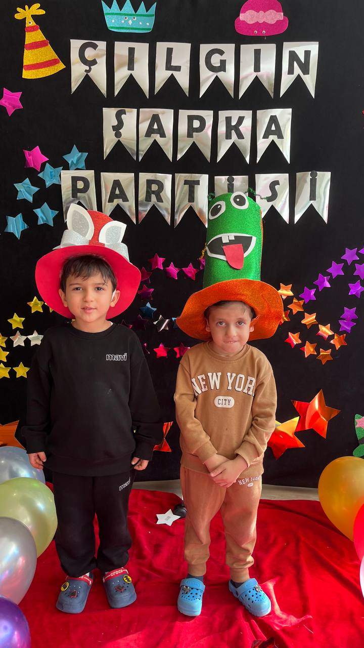 ÇILGIN ŞAPKA PARTİSİ