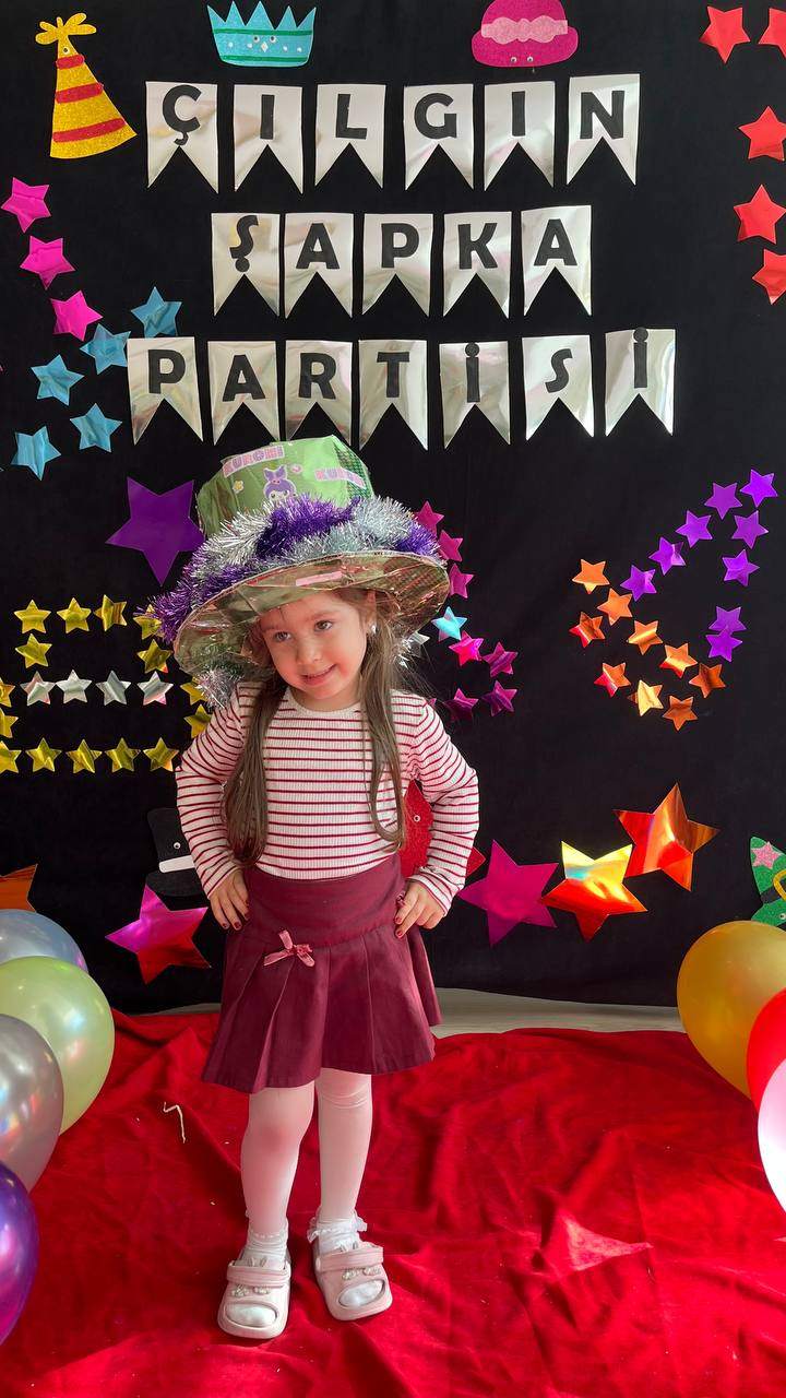 ÇILGIN ŞAPKA PARTİSİ