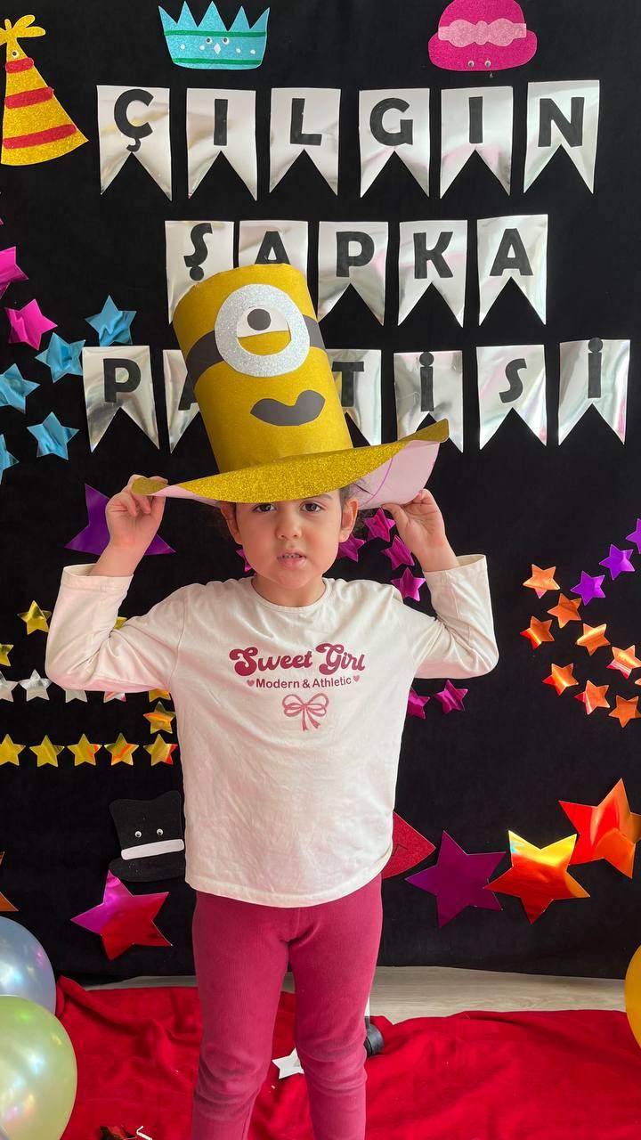 ÇILGIN ŞAPKA PARTİSİ