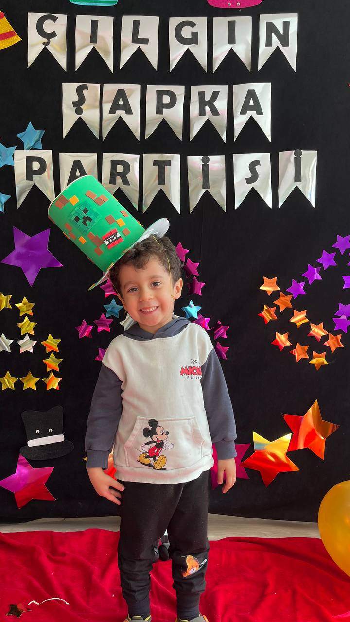 ÇILGIN ŞAPKA PARTİSİ