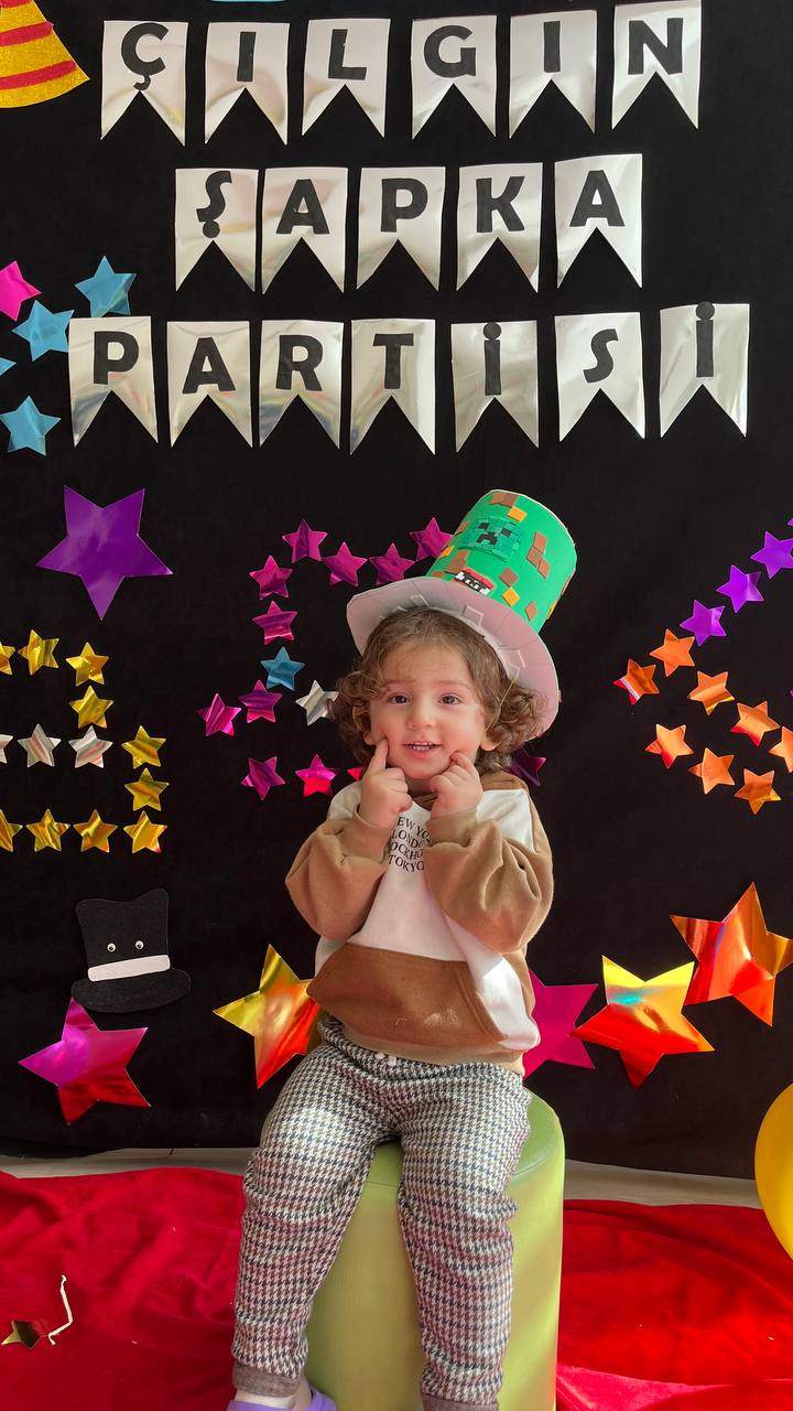 ÇILGIN ŞAPKA PARTİSİ