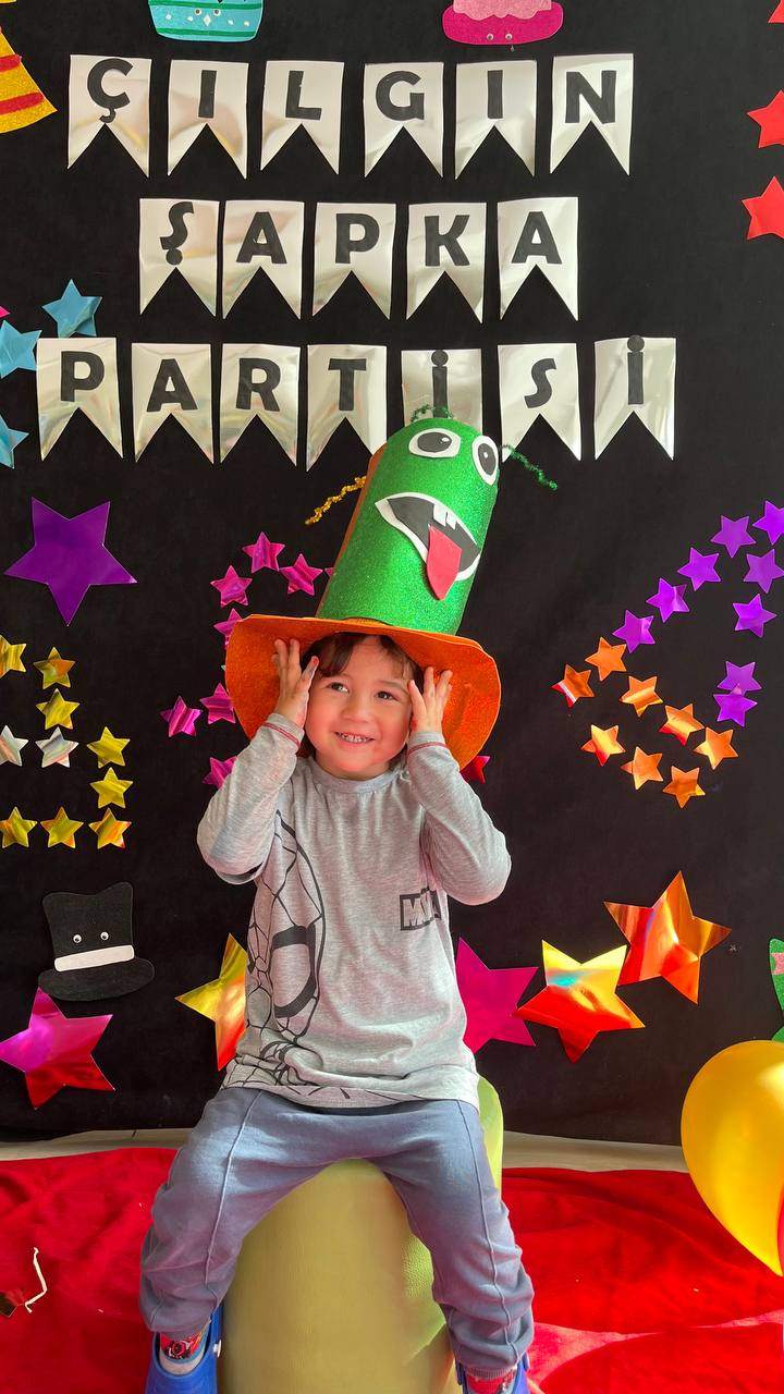 ÇILGIN ŞAPKA PARTİSİ