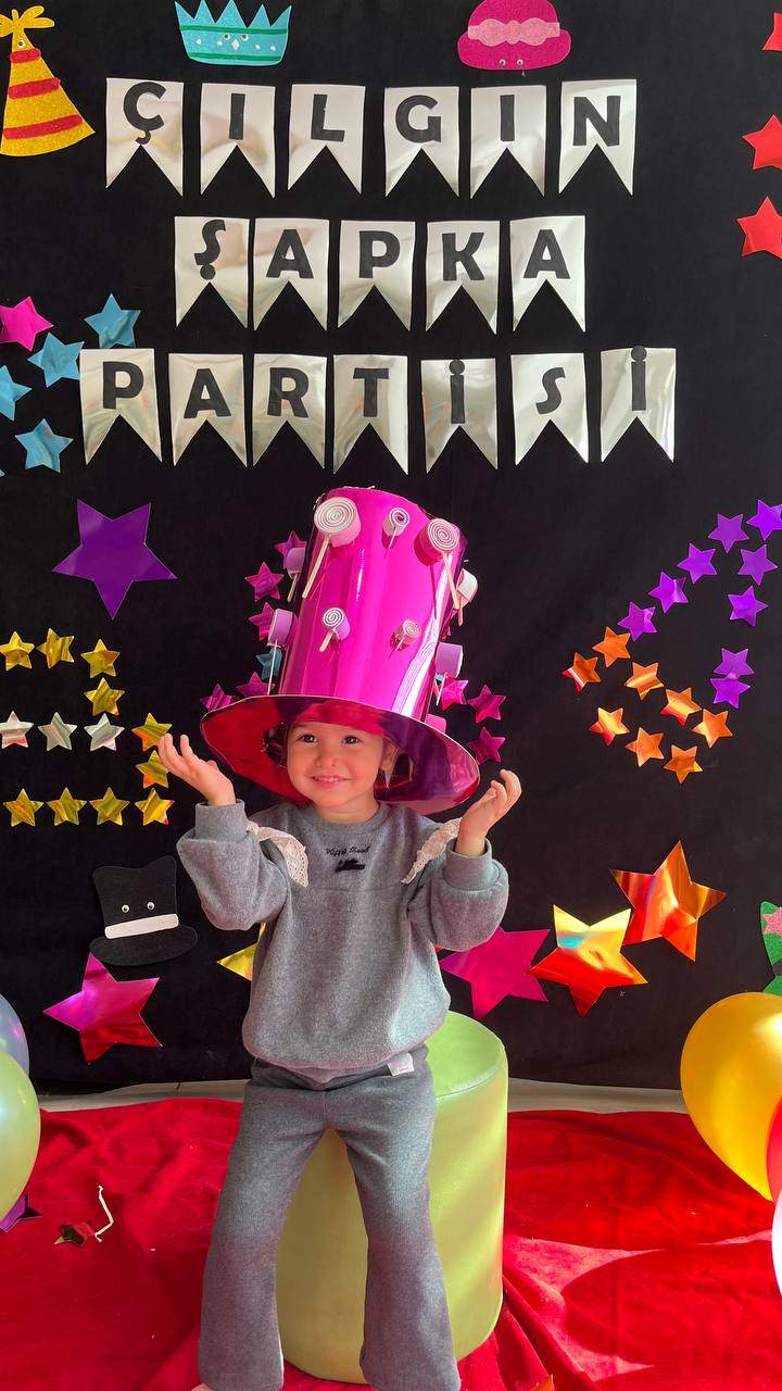 ÇILGIN ŞAPKA PARTİSİ