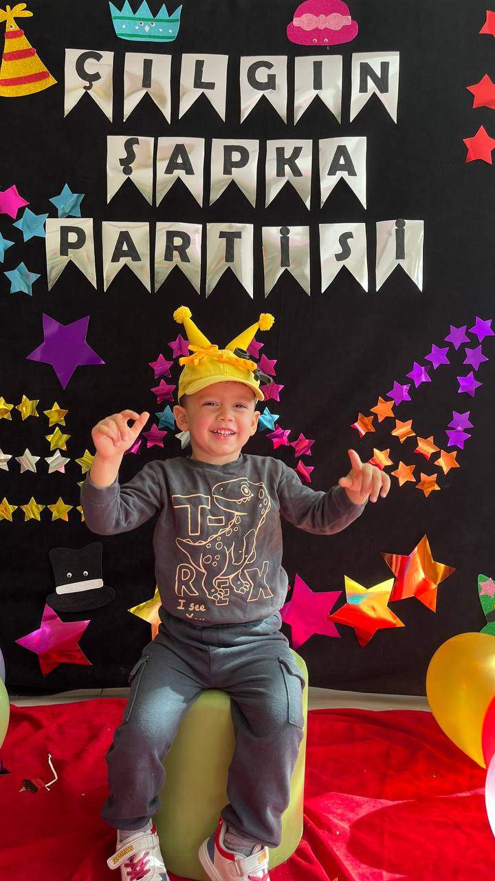 ÇILGIN ŞAPKA PARTİSİ