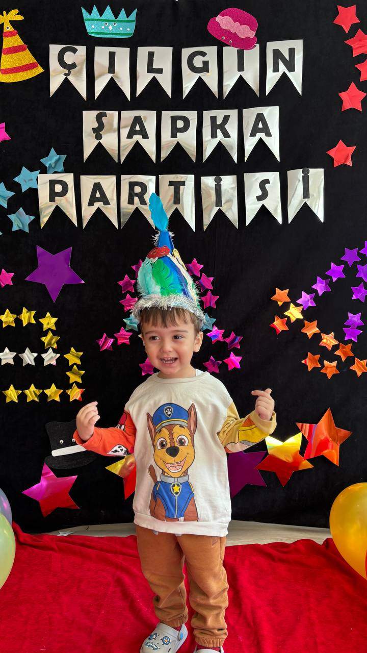 ÇILGIN ŞAPKA PARTİSİ