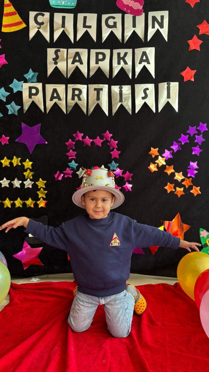 ÇILGIN ŞAPKA PARTİSİ