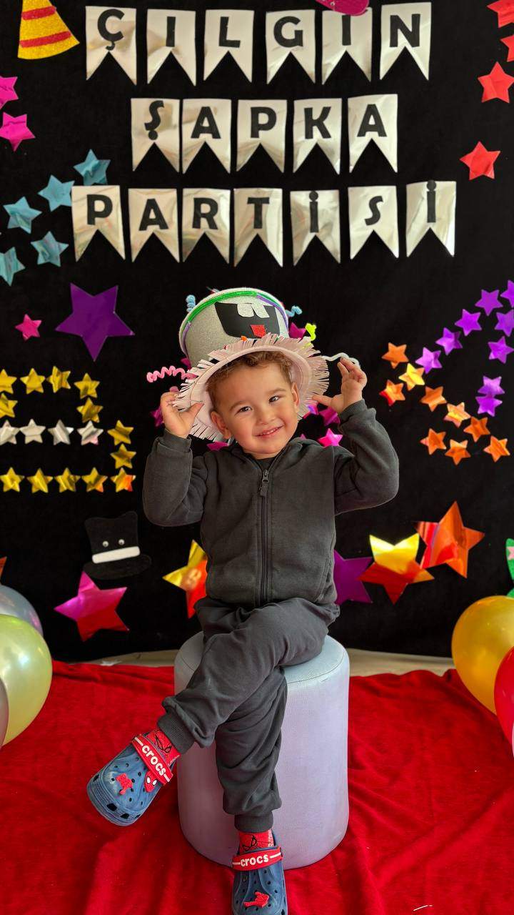 ÇILGIN ŞAPKA PARTİSİ