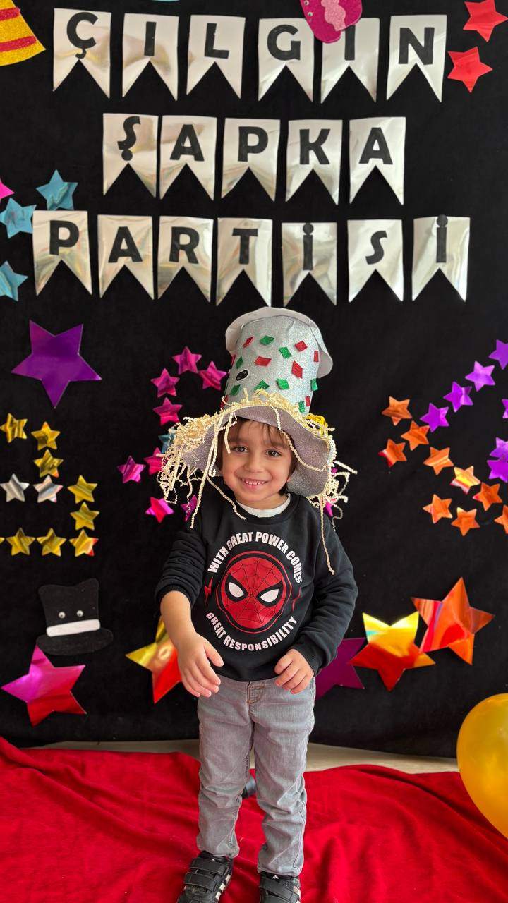 ÇILGIN ŞAPKA PARTİSİ