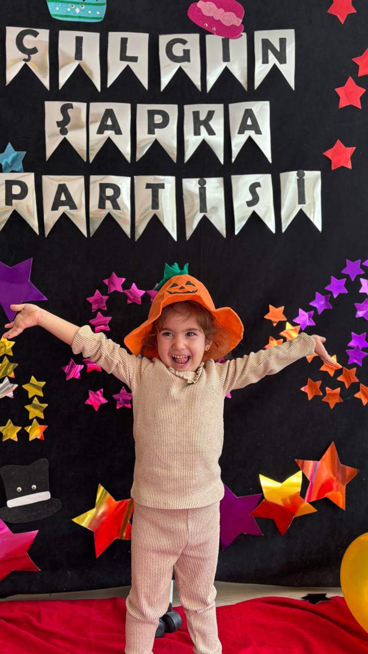 ÇILGIN ŞAPKA PARTİSİ