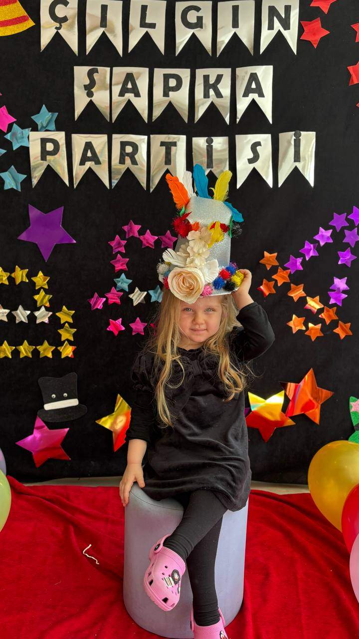 ÇILGIN ŞAPKA PARTİSİ