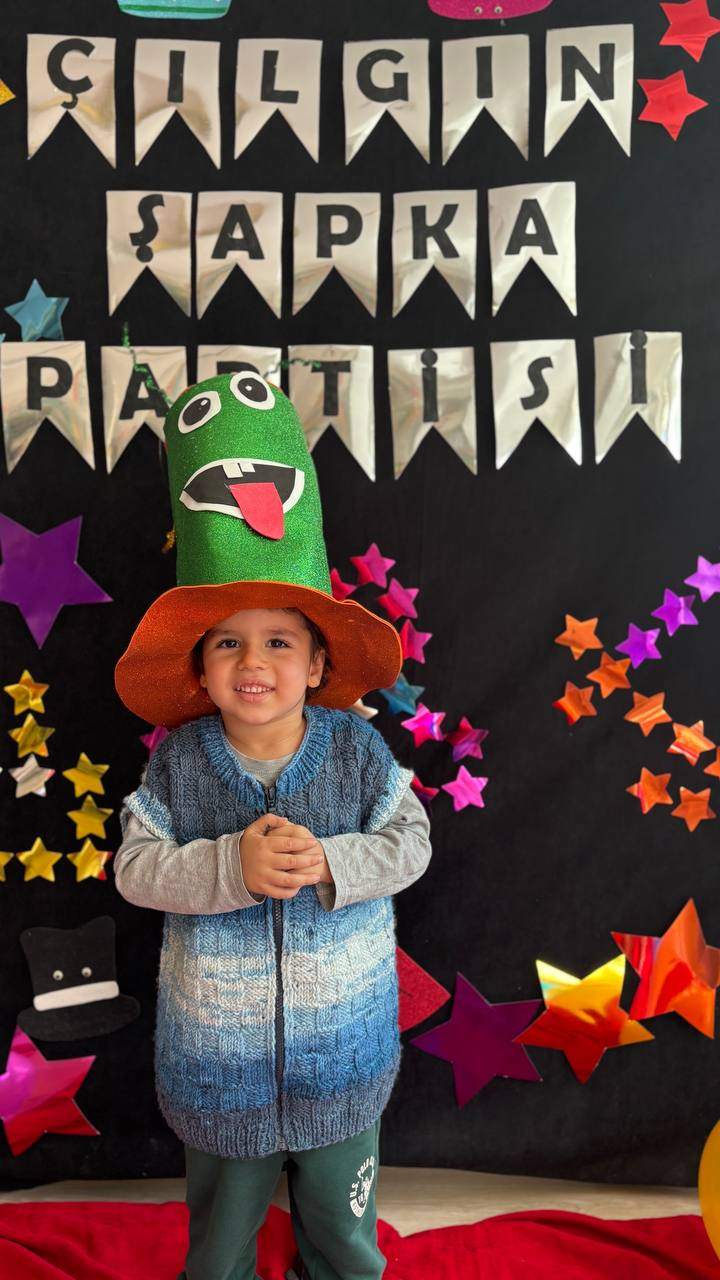 ÇILGIN ŞAPKA PARTİSİ